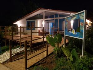 una casa con un cartel delante de ella por la noche en Oceano Azul Noronha, en Fernando de Noronha