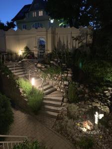 ein Garten mit Treppe und Beleuchtung vor einem Haus in der Unterkunft Allgäuvilla in Scheidegg + 51 Fotos