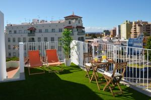 eine Terrasse mit Stühlen und einem Tisch auf einem Balkon in der Unterkunft Canary Lofts Glorieta in Santa Cruz de Tenerife