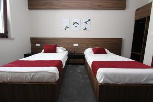 
سرير أو أسرّة في غرفة في Prior Hotel
