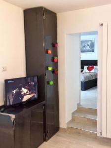 un soggiorno con TV e una camera da letto di H2O RELAX APARTMENT a San Pellegrino Terme