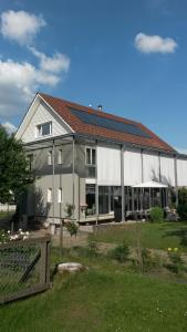 明希维伦B&B 25的一栋有很多窗户的白色大房子