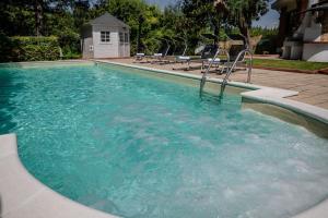 una piscina de agua azul en una casa en Villa Sequoia, en Leinì