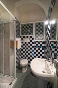 łazienka z umywalką, toaletą i prysznicem w obiekcie Cavour Suite Mezzanine by 360Rentals we Florencji