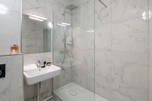 Ванная комната в Hotel L'Ortega Rennes Aéroport