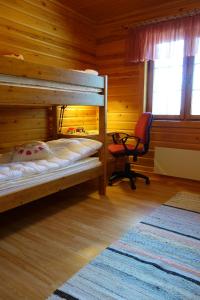 una camera da letto con un letto a castello e una sedia di Martinmäki a Virrat