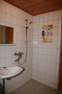 un bagno con doccia e lavandino di Martinmäki a Virrat