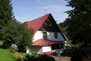 a red and white house with a red roof at Edy Dum in Svoboda nad Úpou