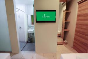 Kamar mandi di LeGreen Suite Supomo