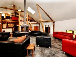 sala de estar con muebles de cuero y chimenea en Modern Holiday Home in Meyerode with Terrace en Meyerode