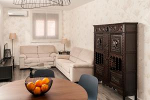 uma sala de estar com um sofá e uma mesa em Domus Toledo em Toledo