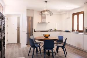 a kitchen with a table and chairs in a room at Domus Toledo in Toledo