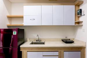 Kuchyň nebo kuchyňský kout v ubytování Homey Studio at Casa De Parco Apartment By Travelio