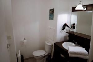 Łazienka z białą toaletą i umywalką w obiekcie NEW- Relaxing studio - 5 min from Disneyland Paris w mieście Montévrain