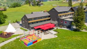 una vista aérea de un edificio con parque infantil en Hotel Stump's Alpenrose, en Wildhaus