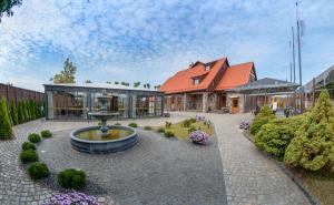 希奥利艾Hotel - Bar Grafaite的建筑前带喷泉的庭院