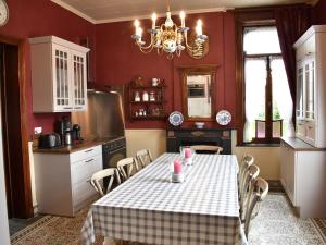 Comblain-au-PontにあるAuthentic village house with romantic garden and wooden gazeboのテーブルクロス付きのキッチンが備わります。