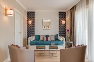 a living room filled with furniture and a couch at Grand Hotel & Riviera in Lido di Camaiore