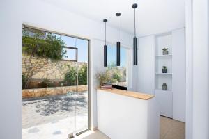 Bazén v ubytovaní Basilico Suites Adults Only by Estia alebo v jeho blízkosti