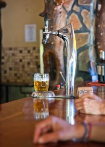 un vaso de cerveza sentado en una mesa con un grifo en Palmwag Lodge, en Palm