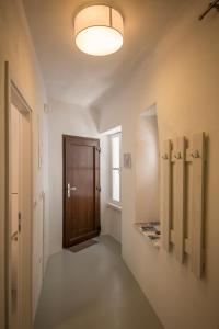 un couloir vide avec une porte et une fenêtre dans l'établissement Apartment Adriatico Eterno 1, à Rovinj