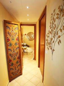 un corridoio con porta che conduce a un soggiorno di LIGURIA home ad Ameglia