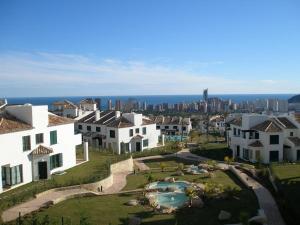 una vista aérea de una ciudad con casas blancas en El Balcón de Sierra Cortina 4, en Finestrat