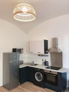 Kuchyň nebo kuchyňský kout v ubytování T2 COSY EN PLEIN CENTRE HISTORIQUE D'AJACCIO + 7 fotografií