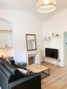 TV a/nebo společenská místnost v ubytování T2 COSY EN PLEIN CENTRE HISTORIQUE D'AJACCIO