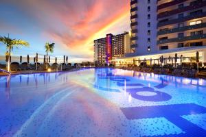 Bazén v ubytování Hard Rock Hotel Tenerife nebo v jeho okolí