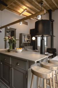 A kitchen or kitchenette at One Manto Square