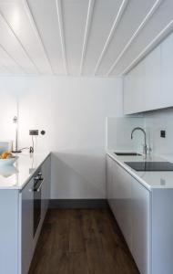 A kitchen or kitchenette at One Manto Square