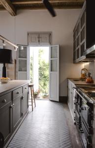 A kitchen or kitchenette at One Manto Square