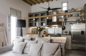 A kitchen or kitchenette at One Manto Square
