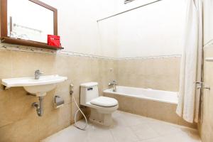 ジョグジャカルタにあるRedDoorz plus @ Tegal Panggungのトイレ、洗面台、浴槽を備えたバスルーム +28枚の写真