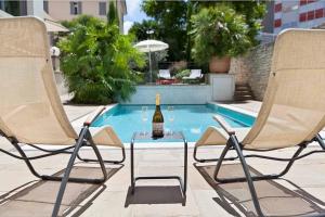 Bazén v ubytování Hotel Leon d'Oro nebo v jeho okolí