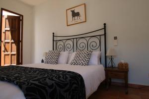 
Een bed of bedden in een kamer bij Casa del Patio
