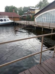 Výhled na řeku, která protéká v blízkosti hotelu