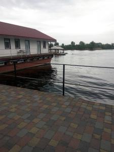 Výhled na řeku, která protéká v blízkosti hotelu