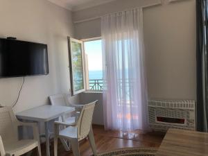 クヴァリアティにあるSanni Guest Houseのダイニングルーム(テーブル、椅子、窓付)