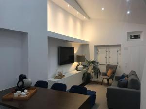 ein Wohnzimmer mit einem Sofa und einem Tisch in der Unterkunft CASA DO CABIDO - Elegance in simple traits in Évora