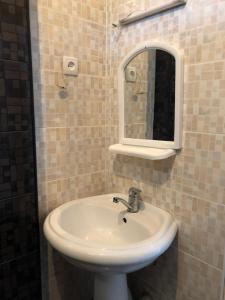 un bagno con lavandino e specchio di Sanni Guest House a Kvariati