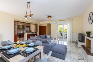 Ruang duduk di Marble Villa
