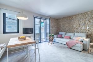 ein Wohnzimmer mit einem Sofa und einem Tisch in der Unterkunft APARTAMENTS JONQUERA, 18 in Figueres