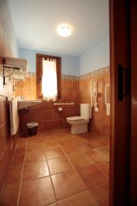 uma casa de banho com um WC e um lavatório em Casa Rural La Casa de la Herrería em Vega del Cadorno