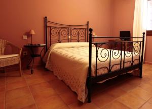 a bedroom with a bed and a chair at Casa Rural La Casa de la Herrería in Vega del Codorno