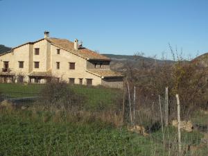 een oud huis op een heuvel in een veld bij Casa Rural La Casa de la Herrería in Vega del Cadorno
