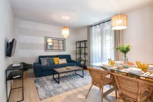 sala de estar con sofá azul y mesa en Apartamentos Los Lobos en Granada
