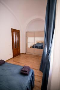 1 dormitorio con cama y cortina azul en Heart of city apartament, en Oradea