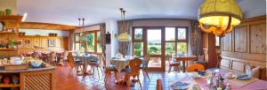 A seating area at Hotel An der Brunnader - Ihr Zuhause im Rottal